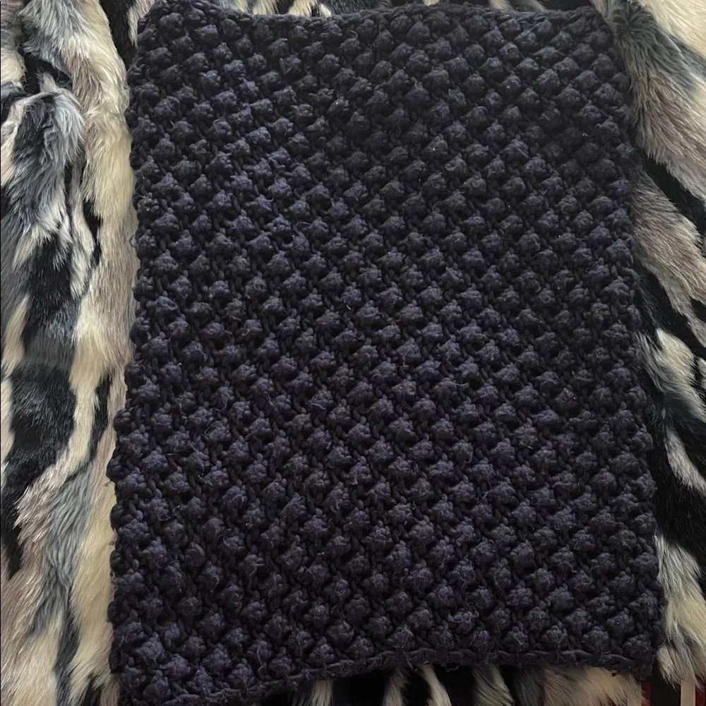 H&M Textured Knit Scarf in Dark Purple - Picture 2 of 4